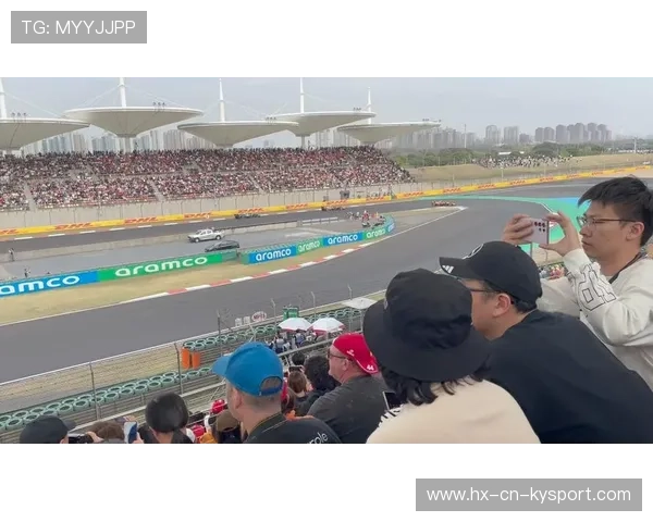 F1看台粉丝举旗点燃现场氛围